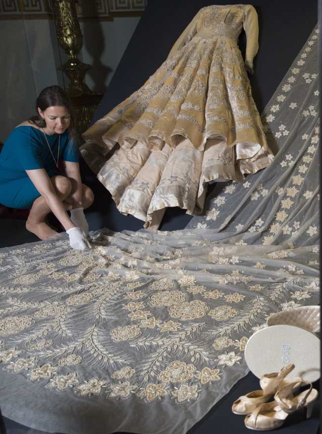 El fragil vestido rara vez se exhibe pero se mostro en una exhibicion de moda de 2016 en el Palacio de Buckingham
