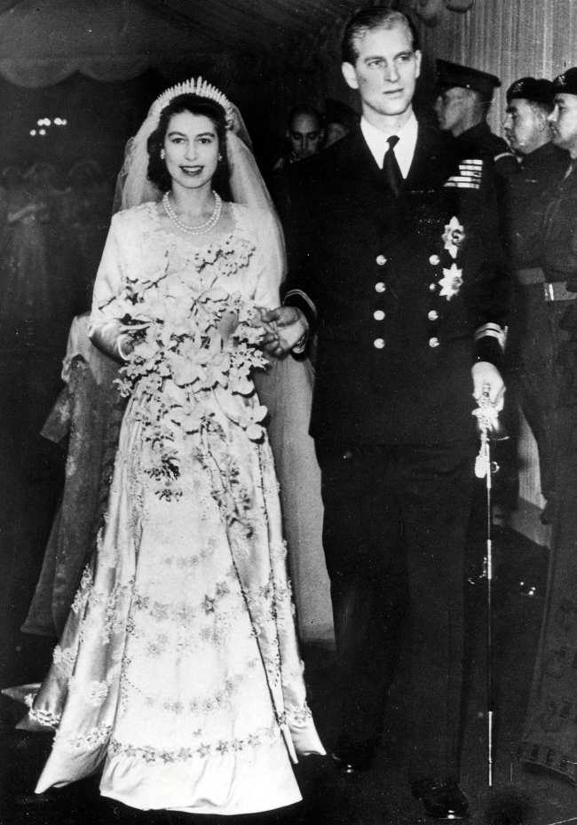 Los recien casados caminaron por el pasillo de la Abadia de Westminster despues de su ceremonia