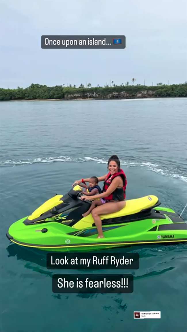 Bell monto una moto de agua con su hija Powerful