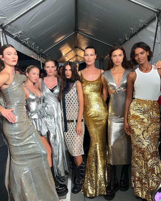 Emily Ratajkowski lucio diminuta junto a otras supermodelos en la Semana de la Moda de Nueva York