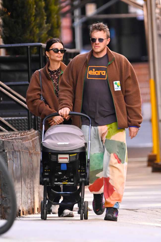 Emily Ratajkowski y Sebastian BearMcClard empujan a su hijo en un cochecito en la ciudad de Nueva York