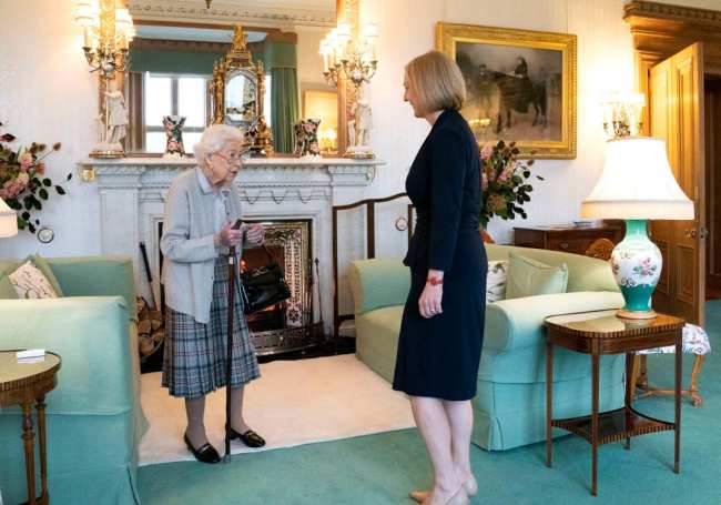 La reina Isabel recibe a los PM salientes y entrantes en Balmoral
