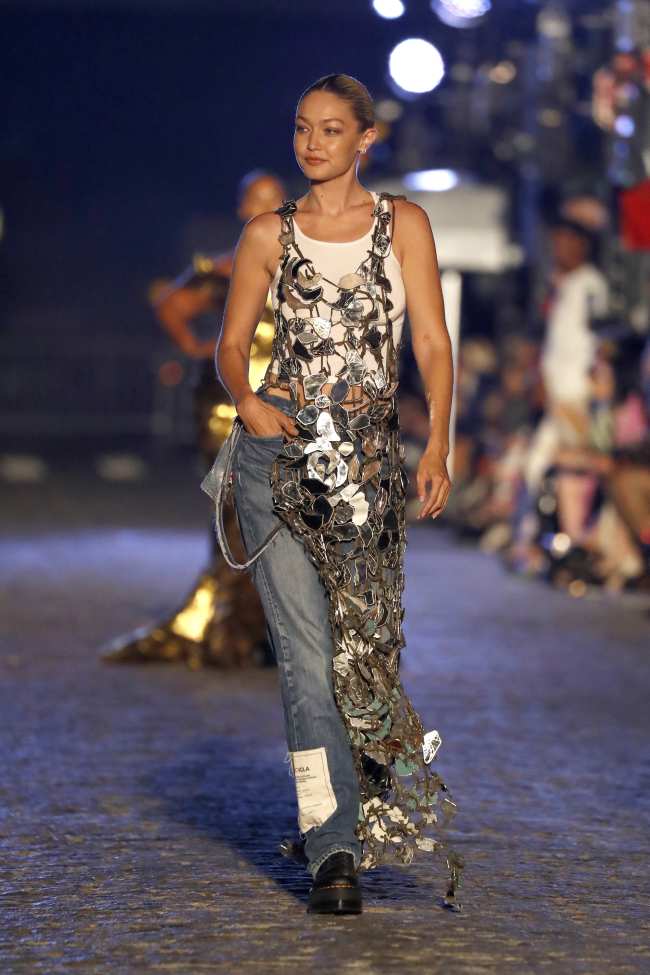 Gigi camino por la pasarela en el primer desfile de Vogue World el lunes