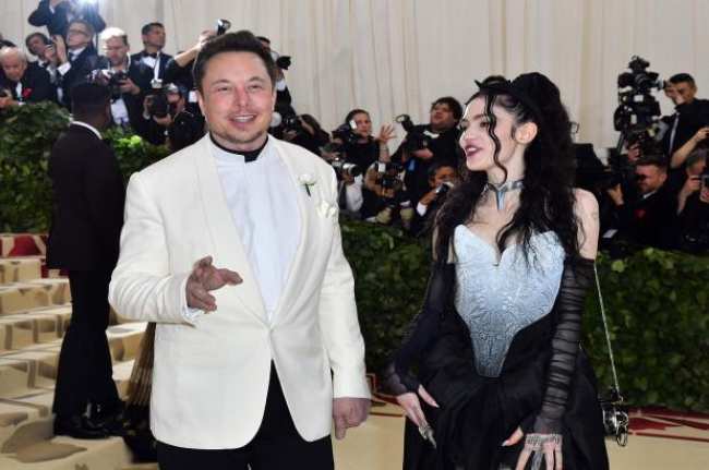 Elon Musk y Grimes llegan a la Met Gala 2018 el 7 de mayo de 2018 en Nueva York