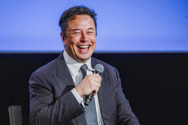 Musk tambien es padre de gemelos y trillizos con Justine Musk asi como de gemelos con Shivon ZIlis