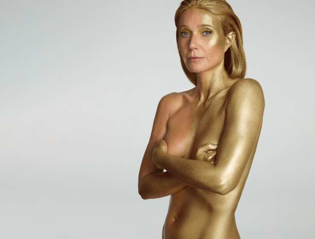 Gwyneth Paltrow posa desnuda y cubierta de pintura dorada
