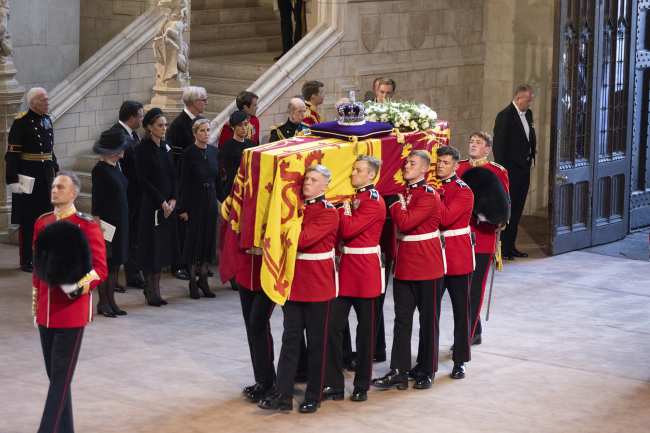 La procesion del ataud de la reina Isabel II desde el Palacio de Buckingham hasta el Westminster Hall tuvo lugar en Londres el miercoles