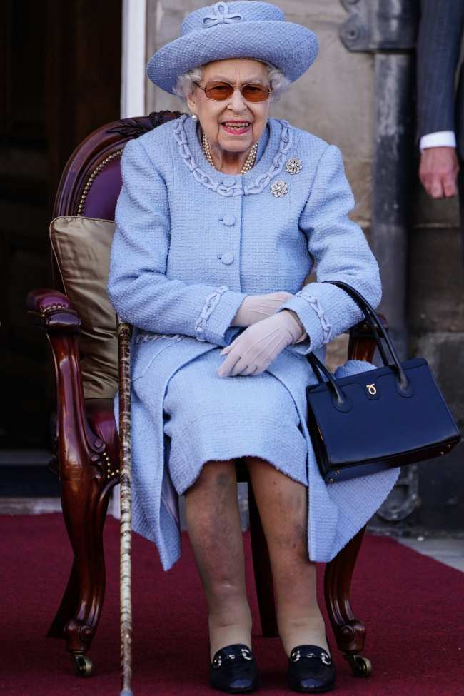 Los miembros de la familia de la reina Isabel II viajan a su lado en medio de crecientes problemas de salud