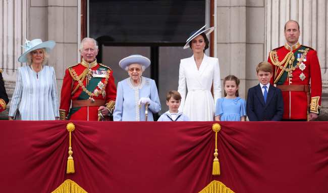 El principe William tambien se apresuro al lado del monarca