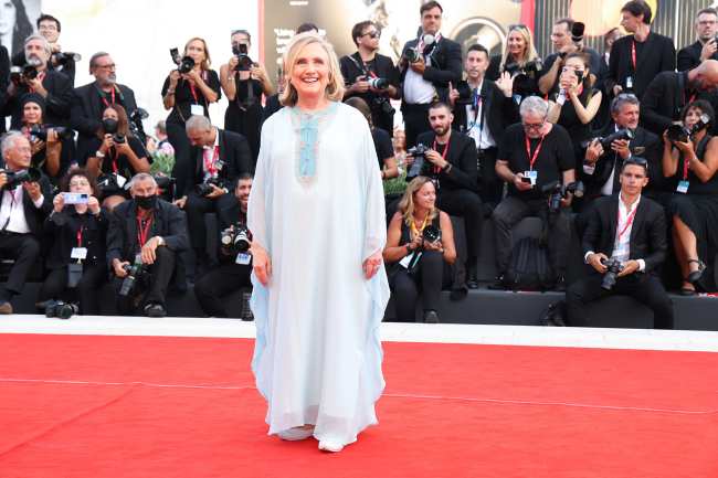 Clinton no suele caminar por la alfombra roja