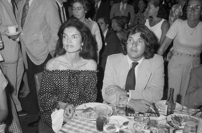 A la madre de Kennedy Jackie Onassis le encantaba cotillear segun Wenner arriba con ella