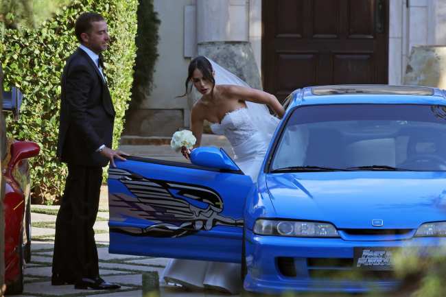 Los recien casados se marcharon en un automovil de la franquicia Fast  Furious