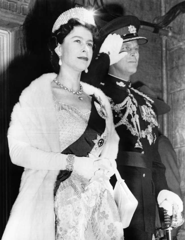 La reina Isabel siempre brillo en eventos formales incluida su visita a Canada en 1957 para la apertura del Parlamento en Ottawa