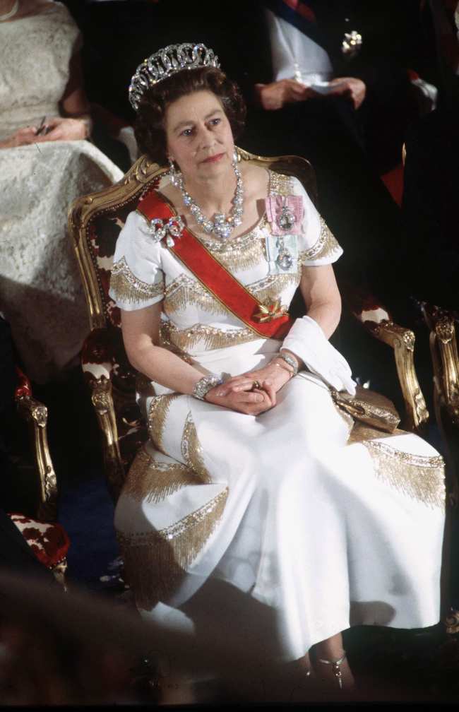 La reina Isabel II combino la tiara de Vladimir con un collar de diamantes que pertenecio a la reina Victoria durante una visita de estado a Alemania en 1978