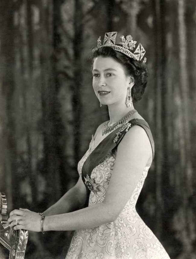 La Reina uso esta pieza historicamente significativa en sus fotos oficiales de coronacion