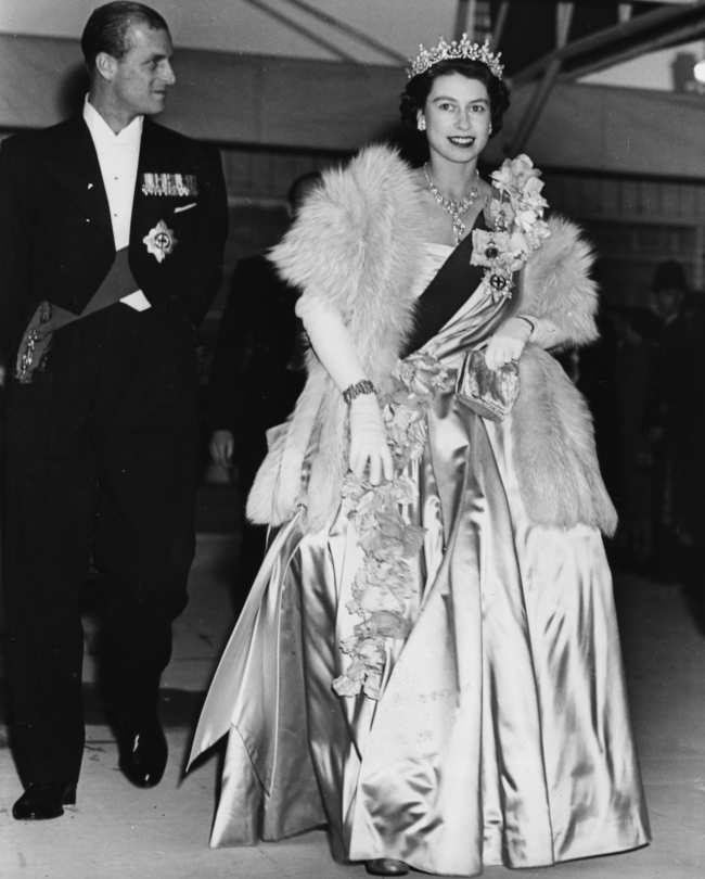 Antes de convertirse en reina la princesa Isabel mostro su brazalete de bodas durante una salida en 1951 con el principe Felipe