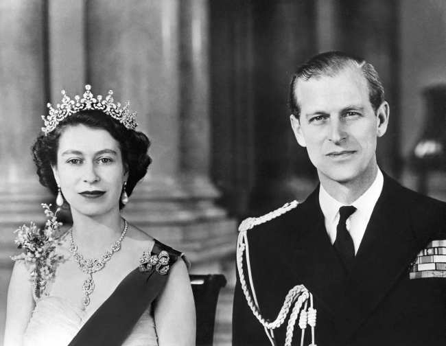 La Reina uso las enormes gotas de perlas en un retrato de 1954 con el Principe Felipe