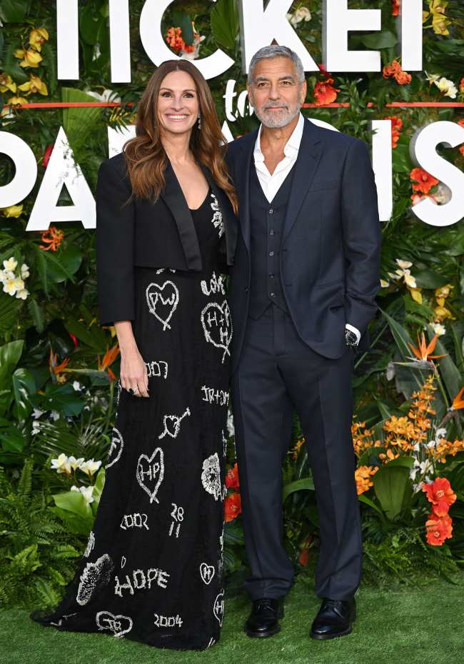 Julia Roberts sorprendio junto a su viejo amigo George Clooney en el estreno de su nueva comedia romantica Ticket to Paradise