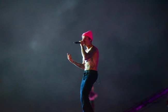 Tras rumores de cancelacion Justin Bieber se presenta sin camiseta en el escenario del Rock in Rio