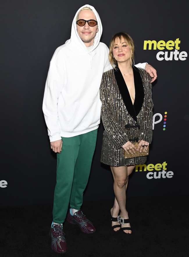 Pete Davidson y Kaley Cuoco lucieron vestidos para diferentes eventos en el estreno de Meet Cute del martes