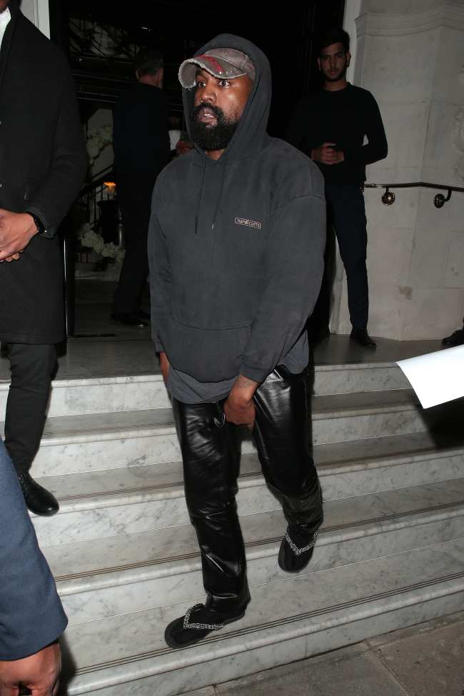 Kanye West bajando las escaleras