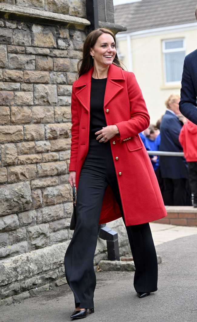La princesa honro al dragon gales con su eleccion de un abrigo rojo brillante hoy