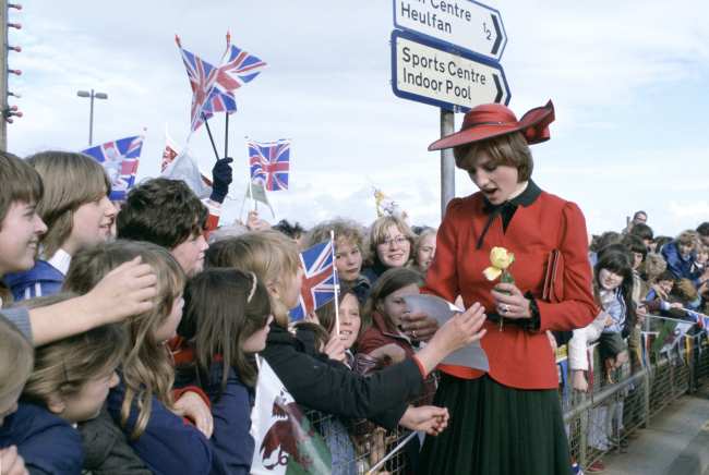 La princesa Diana tambien lucio un abrigo rojo durante su primera visita oficial a Gales como su princesa