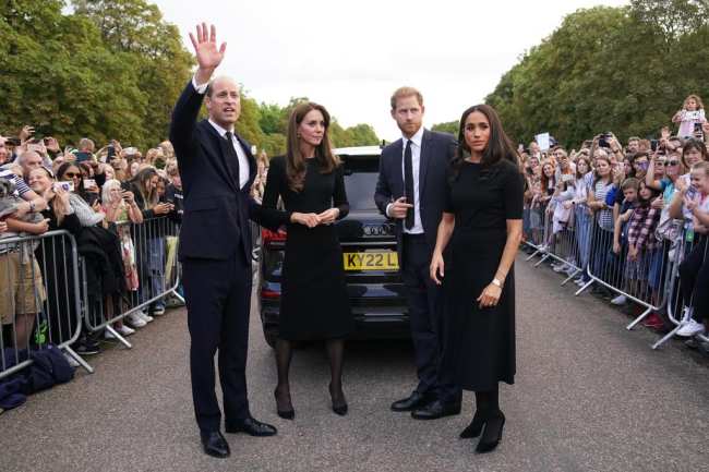 El Principe y la Princesa de Gales acompanados por el Duque y la Duquesa de Sussex saludan a los simpatizantes fuera del Castillo de Windsor
