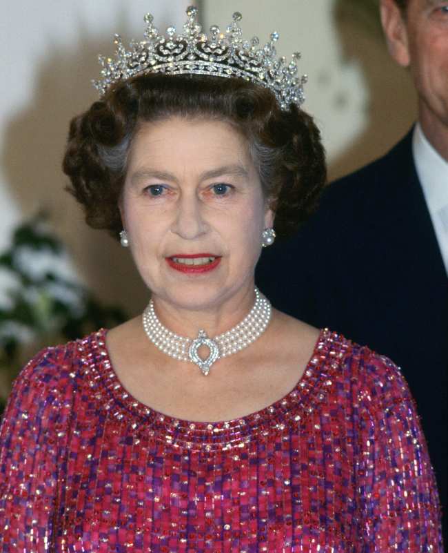 La reina Isabel II uso la gargantilla con Grannys Tiara en un compromiso en Bangladesh