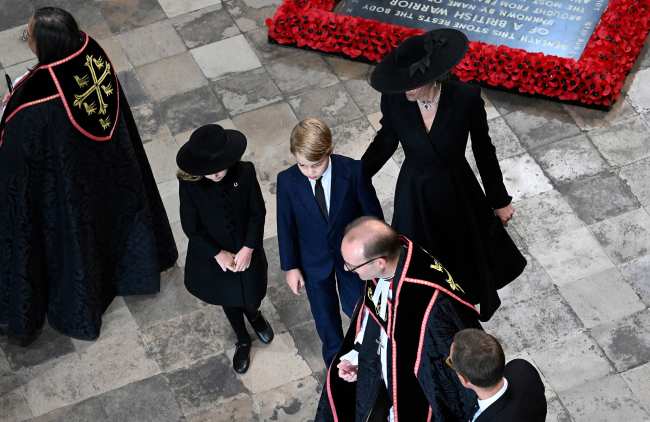 La princesa Charlotte y el principe George se unieron a su familia para el funeral de hoy