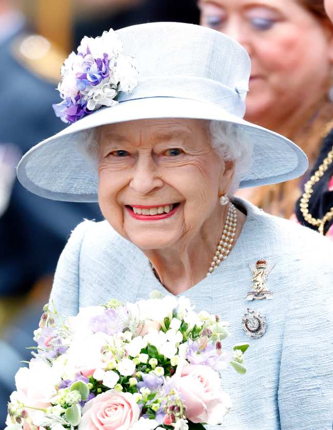 La reina Isabel II lucio radiante con su iconico collar de perlas de tres vueltas y aretes de boton en un viaje a Edimburgo en junio