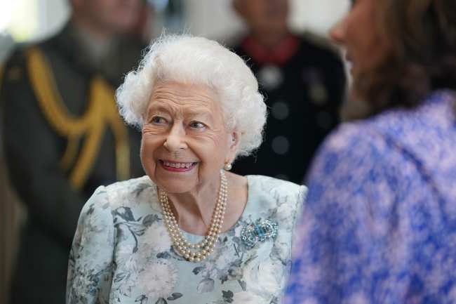 La reina Isabel II rara vez fue vista sin su caracteristico collar de perlas de tres vueltas
