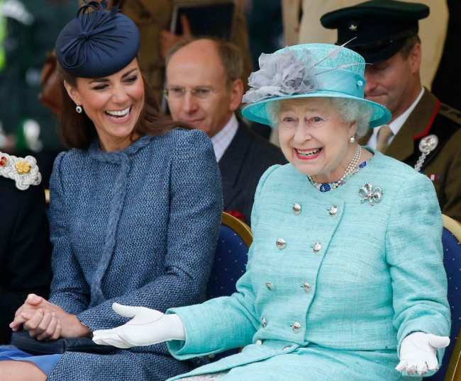 La reina Isabel II y el duque y la duquesa de Cambridge visitan East Midlands