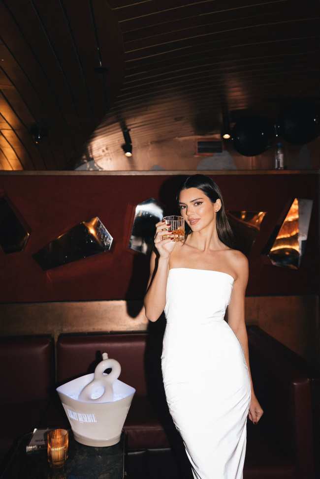 Kendall Jenner sosteniendo una copa de tequila