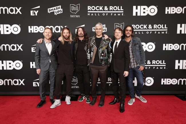 La familia de Hawkins dice que vivira a traves de la musica que hizo el segundo desde la izquierda con los Foo Fighters