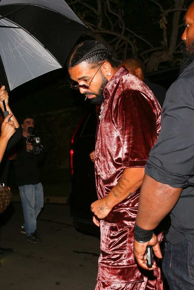 Drake tambien asistio a la fiesta con un traje de terciopelo
