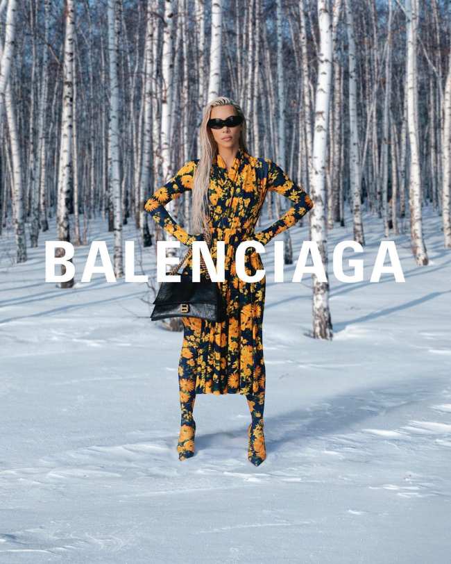 Kardashian modela multiples looks en la campana de otono de 2022 de Balenciaga