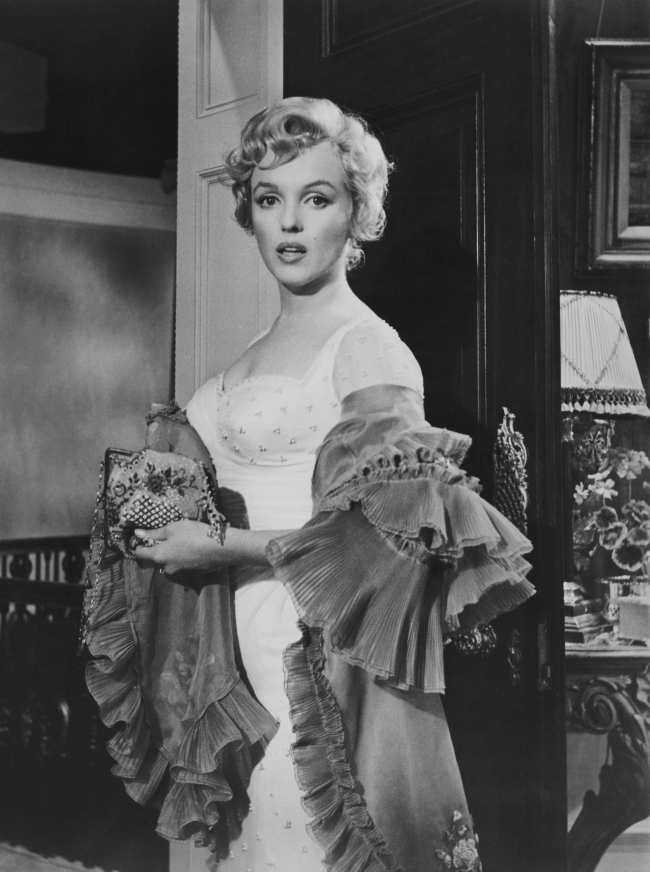 Marilyn Monroe lucio un look similar en El principe y la corista de 1956