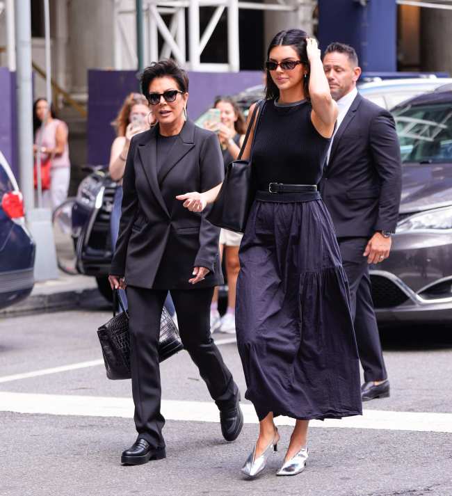 Kris Jenner que se muestra aqui con su hija Kendall asistio a los desfiles de moda de Tommy Hilfiger y Dennis Basso