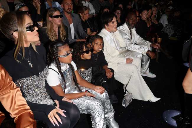 Kim Kardashian conto con mucho apoyo familiar en la primera fila de su desfile de Dolce  Gabbana