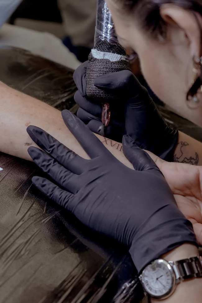 Page Six obtuvo fotos exclusivas del proceso del tatuaje