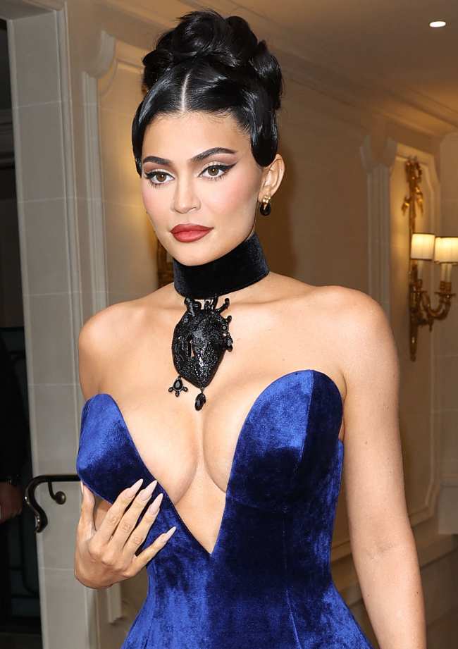 Jenner uso audaces joyas de Schiaparelli en el desfile de la Semana de la Moda de Paris del disenador