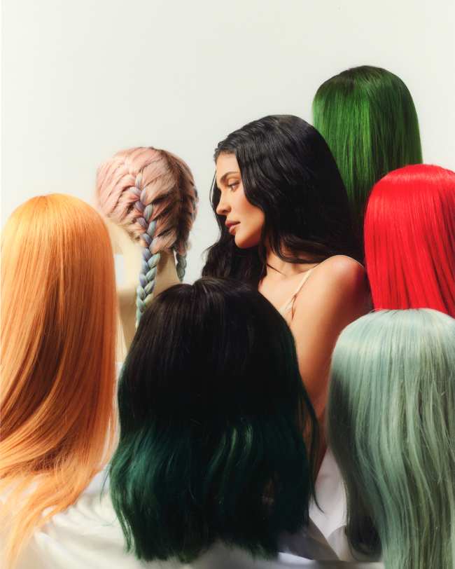 Jenner posa rodeada de algunas de sus pelucas mas iconicas