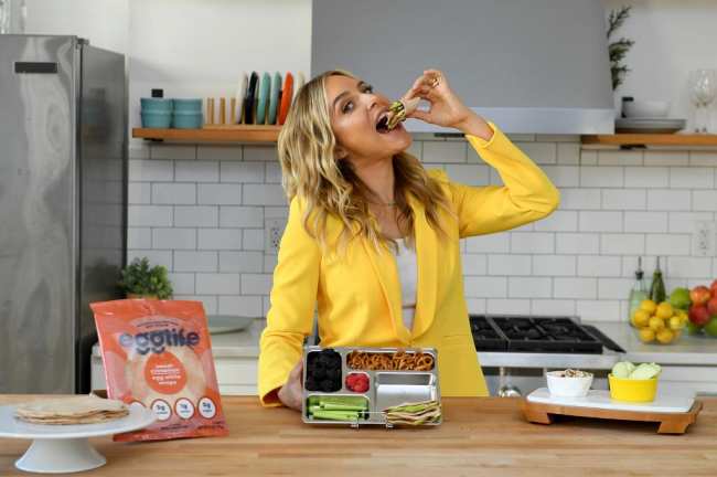 La innovadora compania de alimentos Egglife Foods anuncia una asociacion con la actriz autora y mama Jenny Mollen para ayudar a las familias a volver a la rutina con soluciones simples para la hora de comer