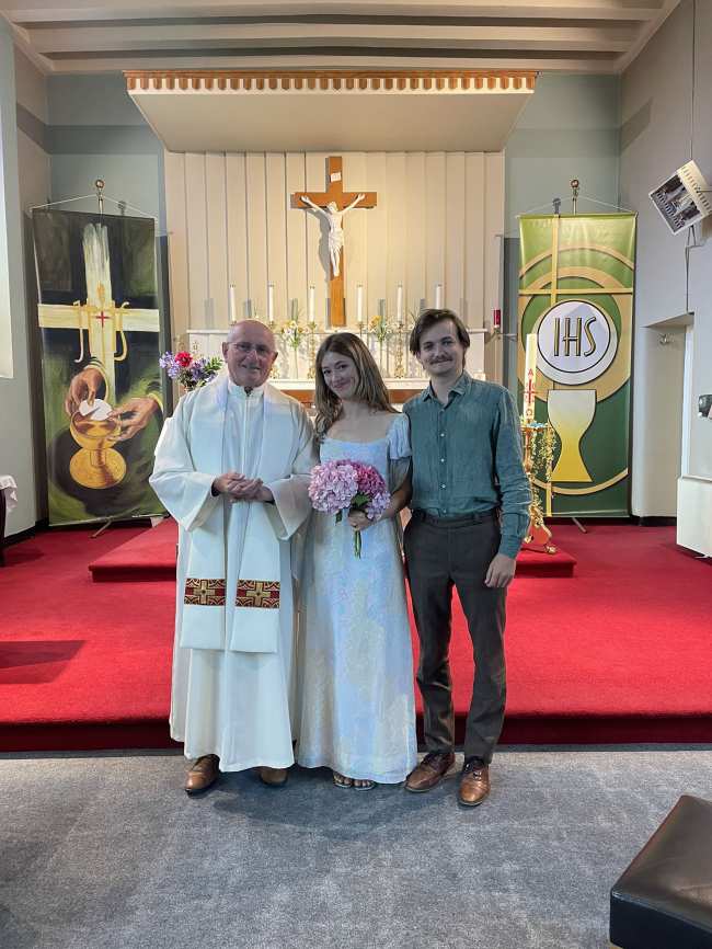 El sacerdote de la pareja compartio la emocionante noticia en Twitter
