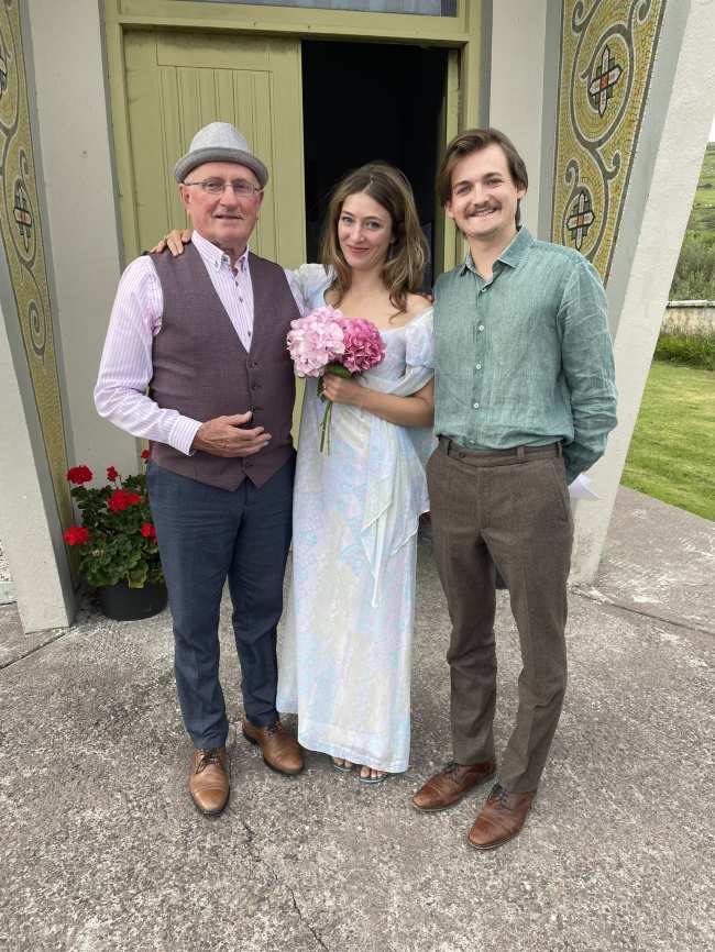 La pareja se dio el Si acepto en una pequena iglesia en Irlanda rodeada de familiares y amigos cercanos
