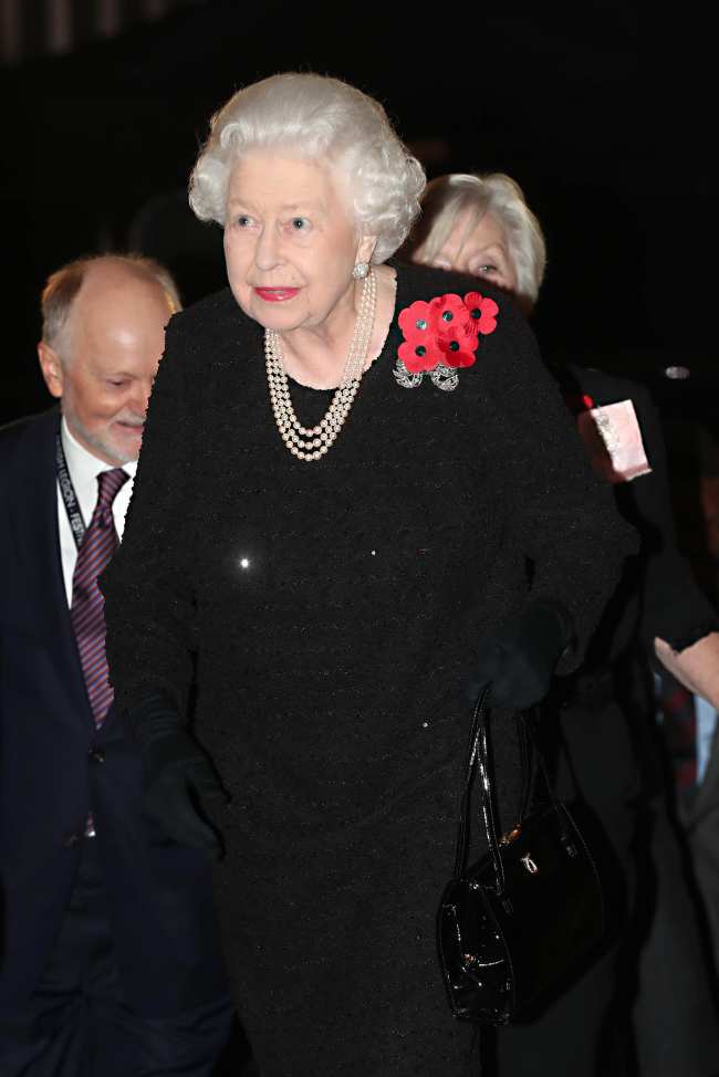La reina Isabel II uso uno de sus iconicos collares de perlas de tres hilos en el Festival anual del Recuerdo en 2019