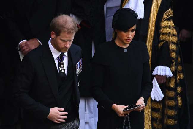 El duque y la duquesa de Sussex asistieron al servicio en Westminster Hall hoy con Markle luciendo los aretes que le regalo la difunta reina