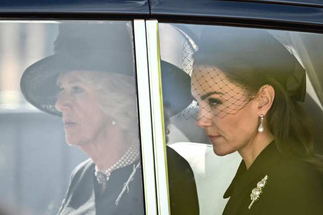 La reina consorte y la princesa de Gales lucieron perlas hoy de camino a Westminster Hall