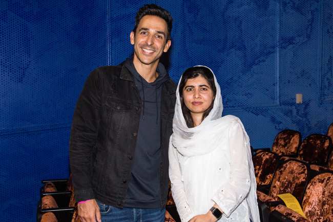 Malala fue al backstage y conocio al elenco del programa incluido el actor Amir Arison